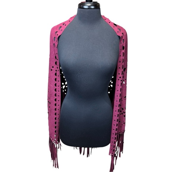 NWT Persun Maroon Faux Suede Laser Cut Fringe Shawl One Size - Picture 2 of 5